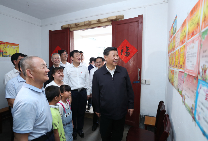 2019年5月20日，習(xí)近平總書記在江西省贛州市于都縣梓山鎮(zhèn)潭頭村看望村民孫觀發(fā)一家人。